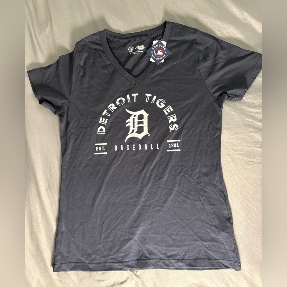 Detroit Lions NWT women’s V neck short sleeve shirt MLB tags Size L